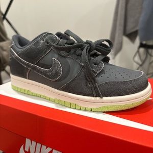 Nike dunks. Brand new. Size 7